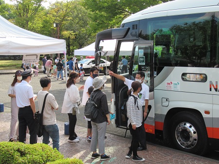 夜行バス「やまと号」の乗車体験の様子の写真