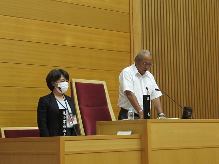 臨時会の様子の写真