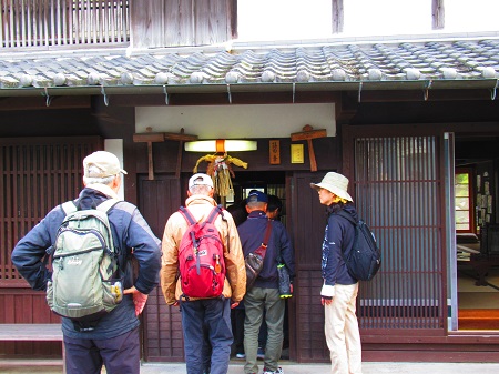 伊勢本街道ウォークの様子の写真