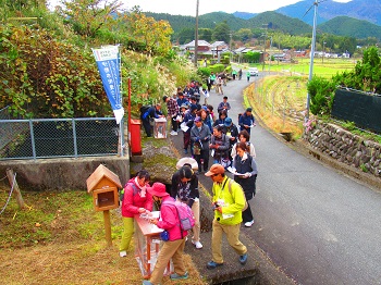 伊勢本街道ウォークの様子の写真