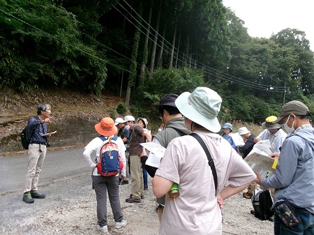 伊勢本街道ウォークの様子の写真