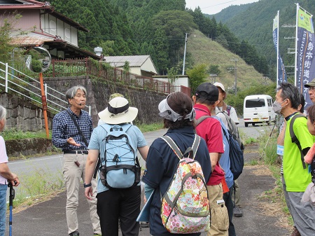 伊勢本街道ウォークの様子の写真