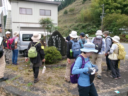 伊勢本街道ウォークの様子の写真