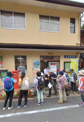 伊勢本街道ウォークの様子の写真